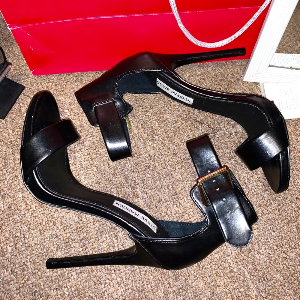 BRAND NEW STEVE MADDEN HEEL SANDALS